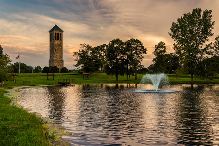 演唱塔和一个池塘在钟楼公园 卢瑞 弗吉尼亚
