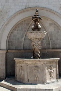 在杜布罗夫尼克的广场上的喷泉