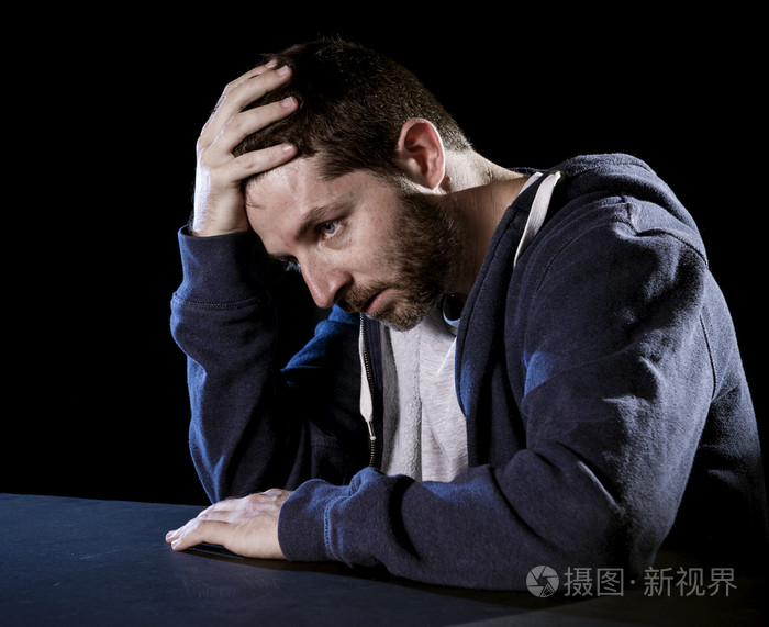 绝望的男人痛苦情绪上的痛苦, 悲伤和深坳陷