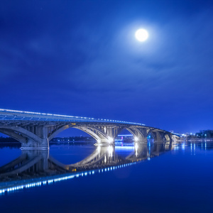 冬天基辅地铁大桥夜景