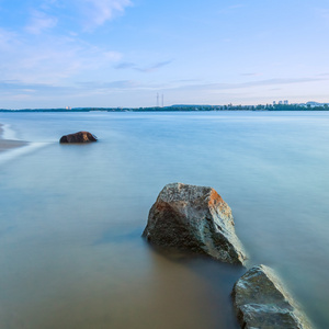 极简主义的海景。沿海日出