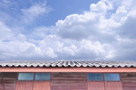 在房子的屋顶阴天湛蓝的天空