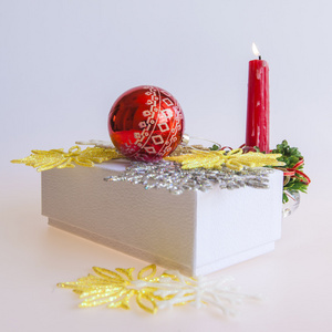 在一个白色的纸板盒，珠宝一棵枞树和燃烧的蜡烛的新年礼物