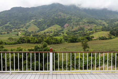 漂亮的露台休息室和山景