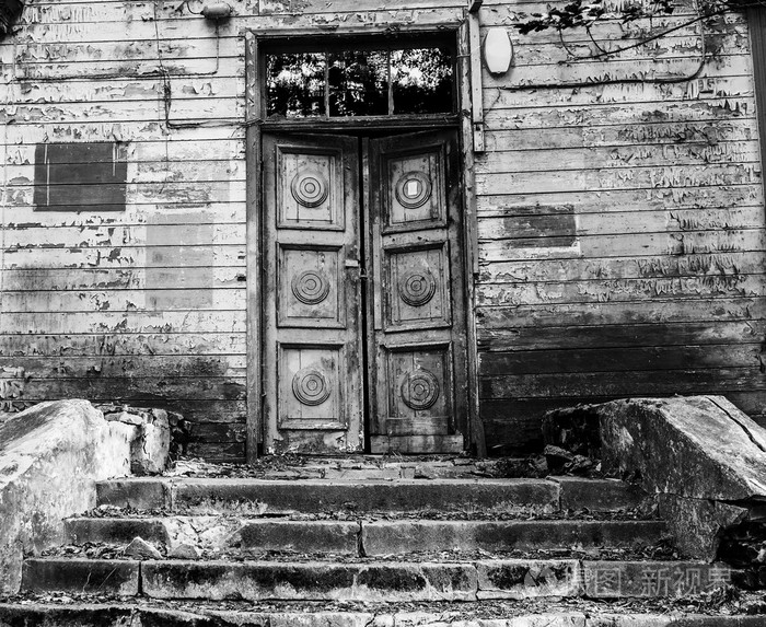 老旧的木质门和尤尔马拉房子的楼梯
