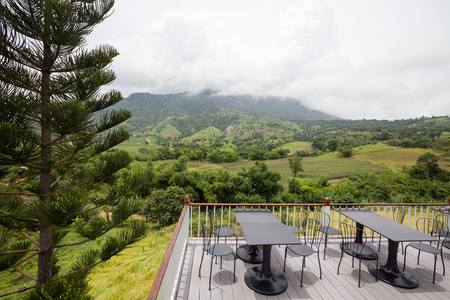 漂亮的露台休息室和山景照片