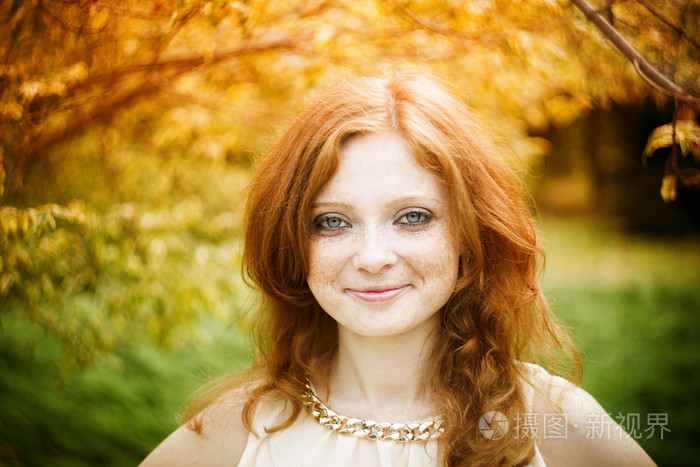 在性质上的蓝眼睛的红发女孩的画像