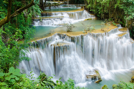 令人惊叹的泰国瀑布，在秋天的树林