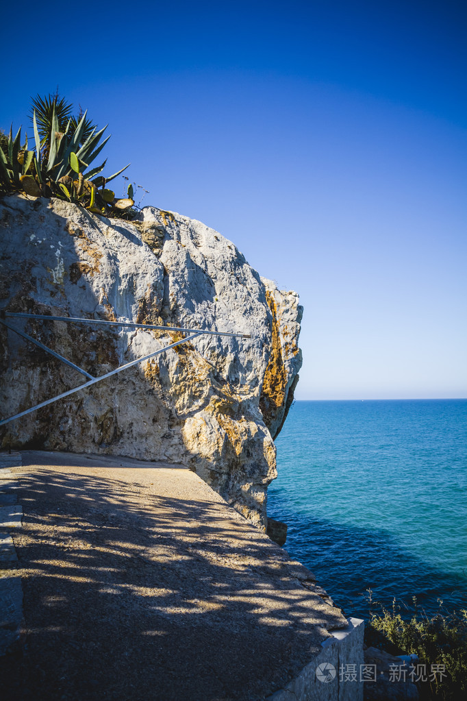 景观与悬崖和蓝色的大海