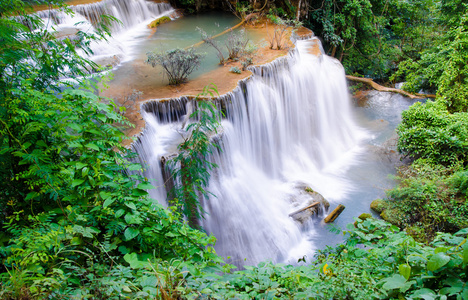 令人惊叹的泰国瀑布，在秋天的树林