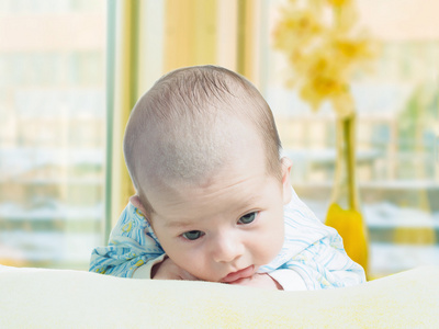 脸上滑稽的白种人新生幼儿男婴的肖像