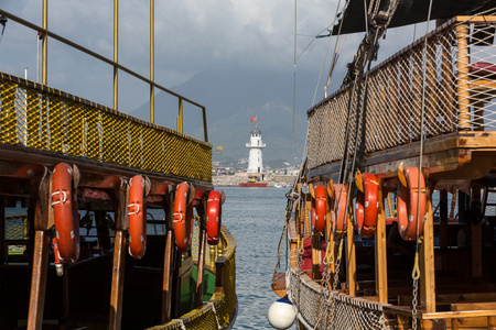 老式 sailships 和在阿拉尼亚，土耳其港口的灯塔