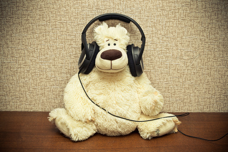 爱音乐概念黄色耳机和紫色背景的夏季鞋.