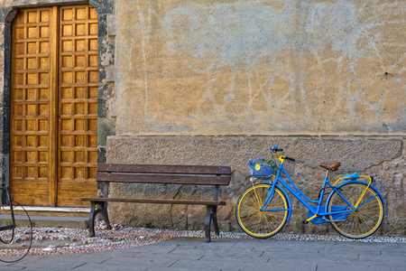 在木凳上附近的老式自行车