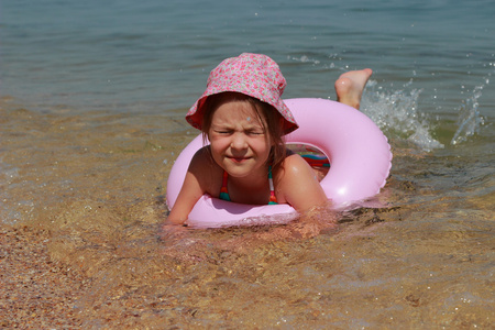 海滨巴拿马巴拿马游泳的小女孩照片