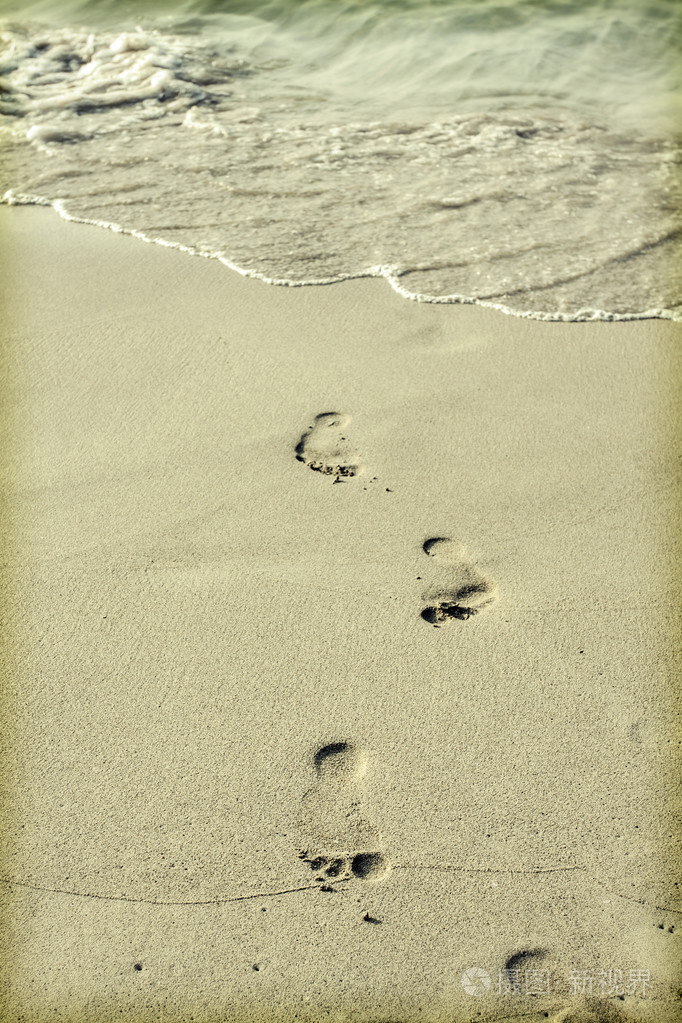 在沙子里的脚步声