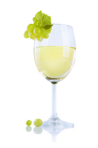 杯白葡萄酒与孤立的白色衬底上的葡萄