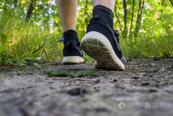 运动鞋户外运行中的男性脚的特写