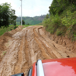 道路湿泥泞的乡村