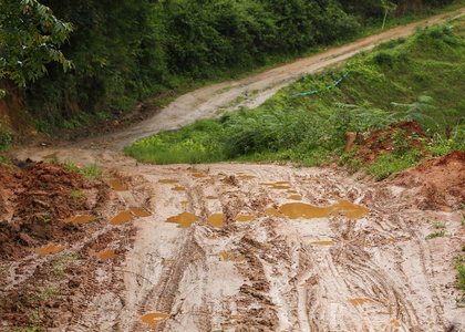 泥泞的道路图片