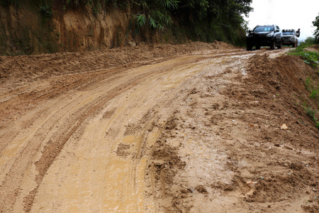 道路湿泥泞的乡村