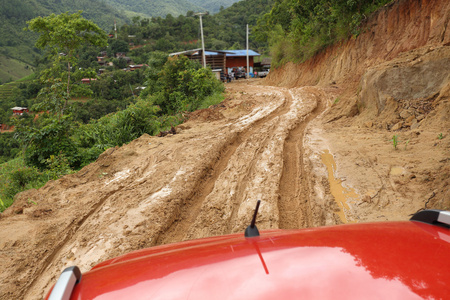 道路湿泥泞的乡村