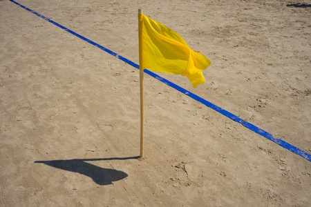 黄色标志和蓝线在沙滩