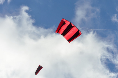 红色和黑色的风筝在天空中