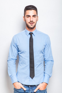 蓝色衬衣配黑领带优雅的单身男人