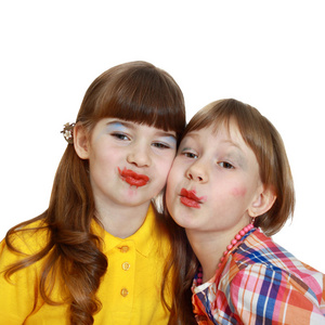 两个可爱的女孩展示画的双唇