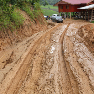 道路湿泥泞的乡村