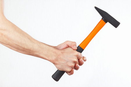锤子在行动手拿一把锤子在白色背景上照片