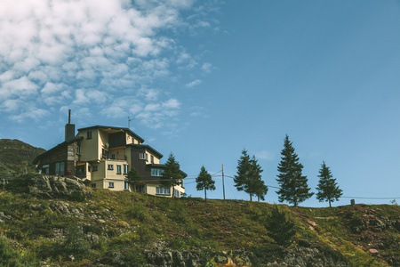 在一座小山的山间小屋图片