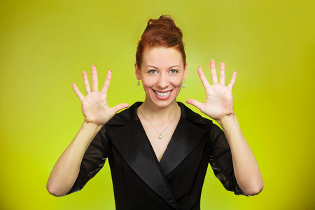 女人制作，显示用两只手的五倍标志手势