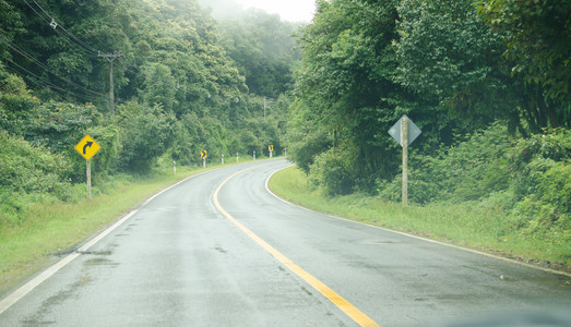 弯道的沥青公路穿过绿色的田野