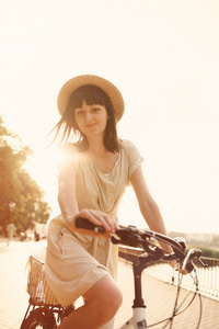 女孩骑着自行车在公园里