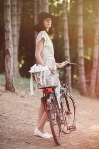 骑自行车在森林中的女孩