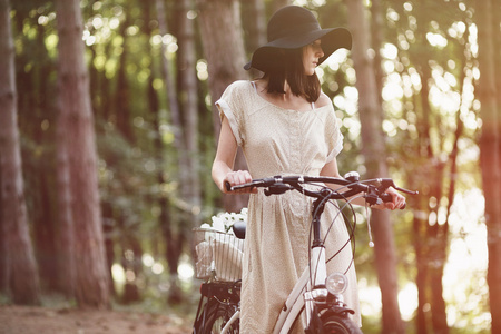 骑自行车在森林中的女孩
