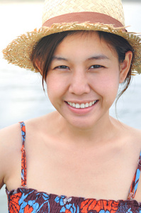 海滩度假女人在太阳微笑快乐暑假上