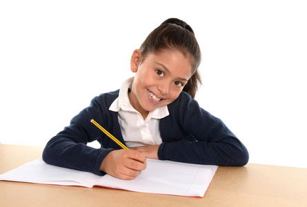 快乐拉丁文的小女孩，记事本在后面是面带笑容向学校和教育的概念