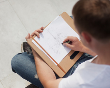 男人绘制柔和的绘图特写照片