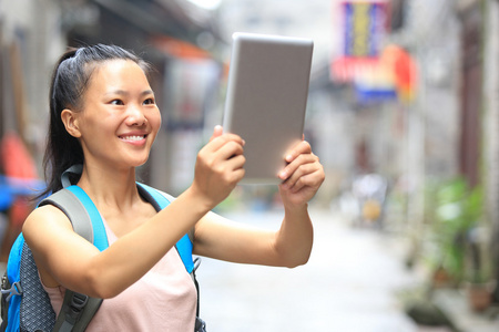 女游客举行空白数字平板电脑