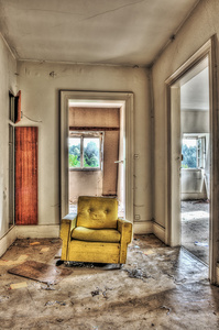 黄扶手椅在一个废弃的房子