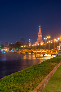 扫管笏阿伦河侧与在那黄昏时分，泰国曼谷湄南河