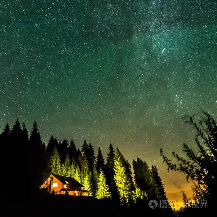 在晚上灯光下星星, 深邃的天空与银河系 o 的孤独 !