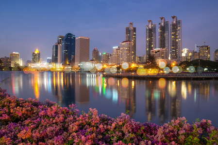 曼谷市容与湖反映在黄昏时分
