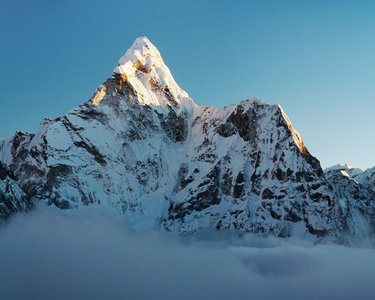 晚上 ama dablam 的视图