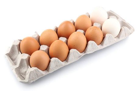 不同的鸡蛋在孤立的白色衬底上的纸箱包装