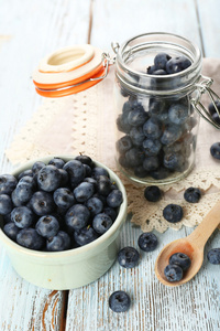 在木桌上的新鲜蓝莓