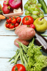 新鲜有机蔬菜和水果在木制的背景上